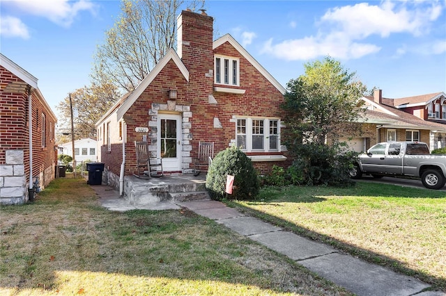 view of front facade featuring a front yard