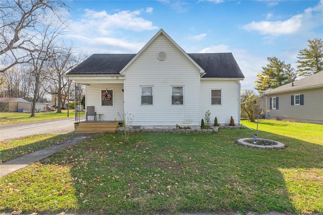 view of front facade featuring a front lawn