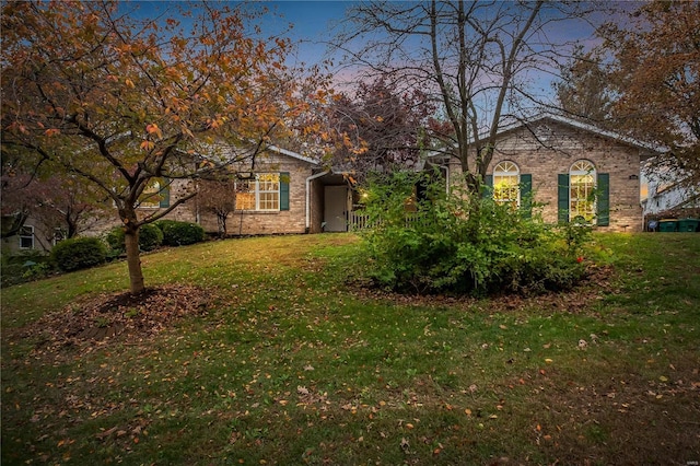 view of front of property featuring a lawn