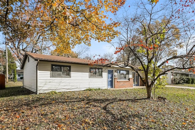 single story home with a front lawn