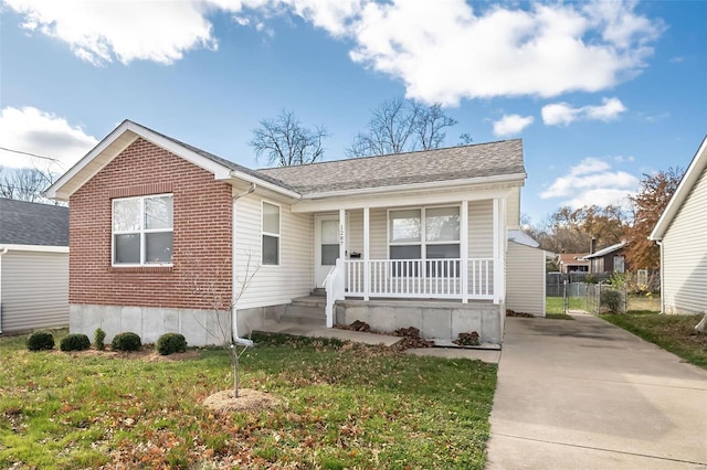 view of front of home with covered porch and a front lawn