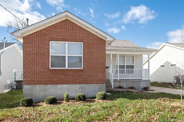 view of front facade featuring covered porch and a front yard