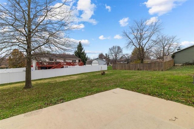 view of yard featuring a patio area