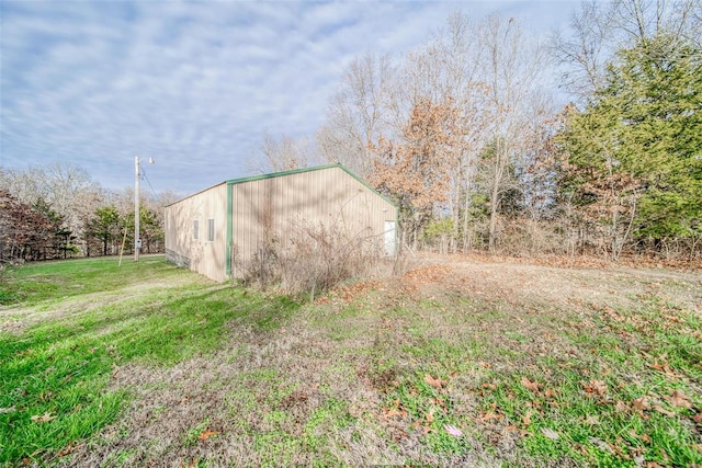 view of yard featuring an outbuilding