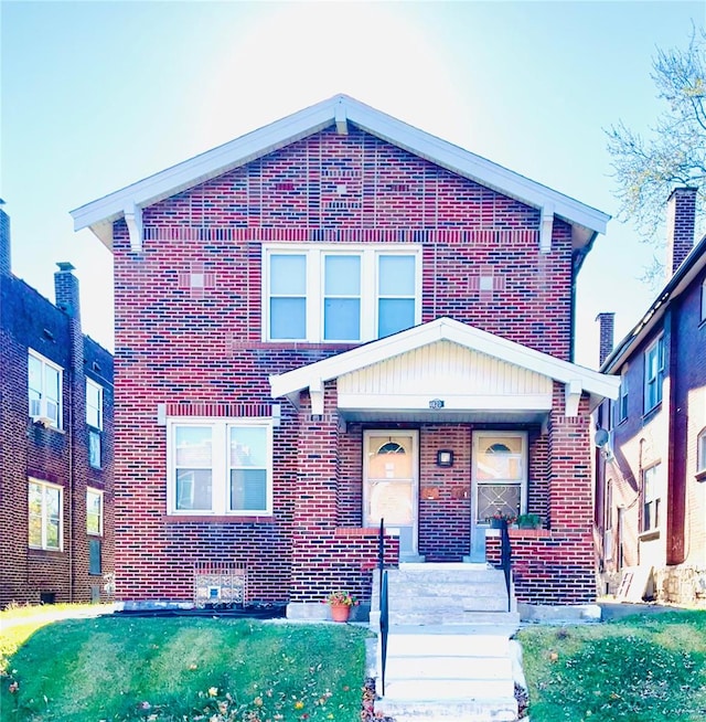 view of front of property featuring a front lawn