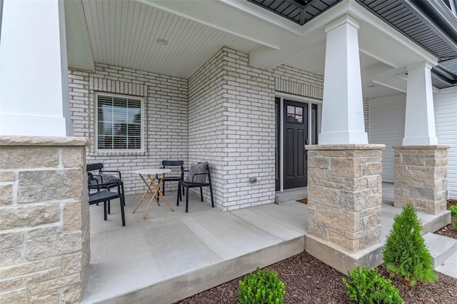 property entrance featuring a porch