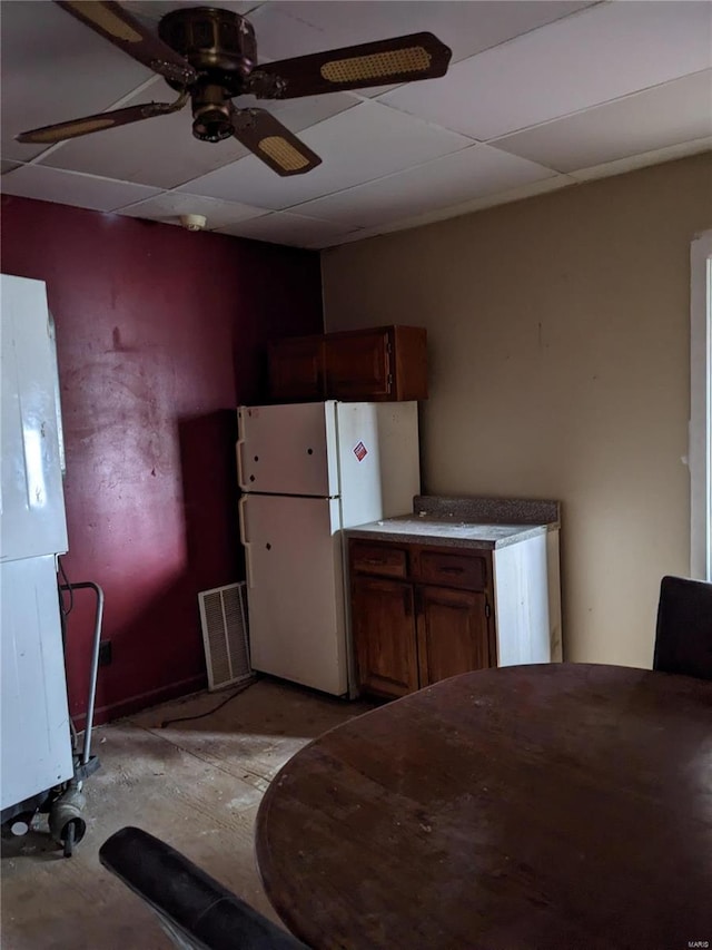 kitchen with ceiling fan and white fridge