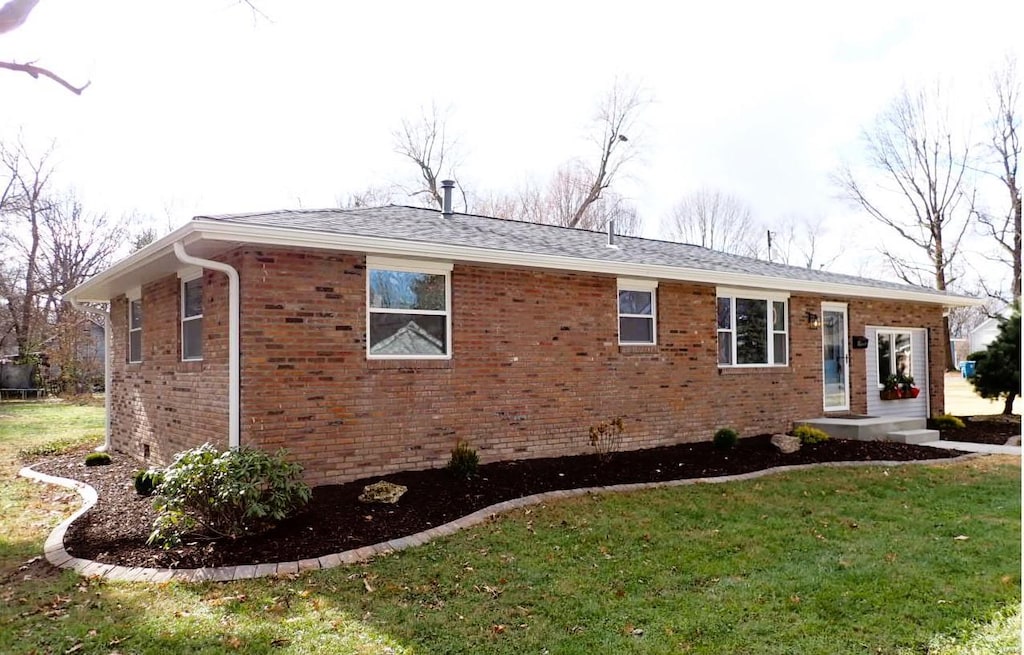 view of front of home featuring a front yard