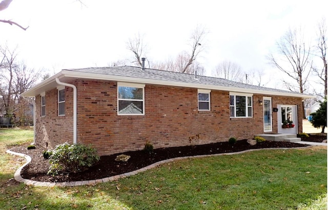 view of front of home featuring a front yard