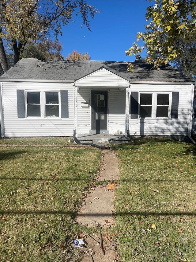 view of front facade with a front yard