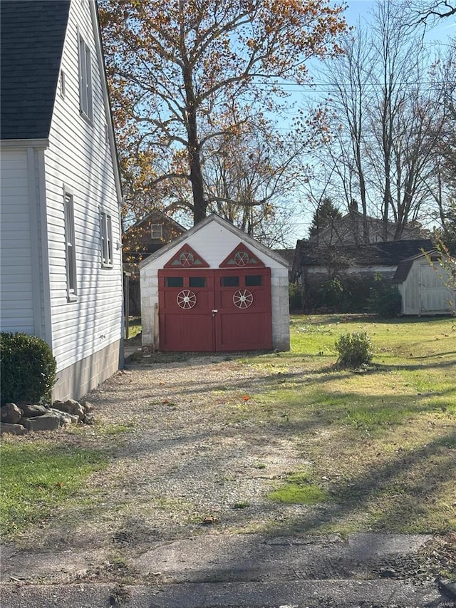 view of yard featuring a shed