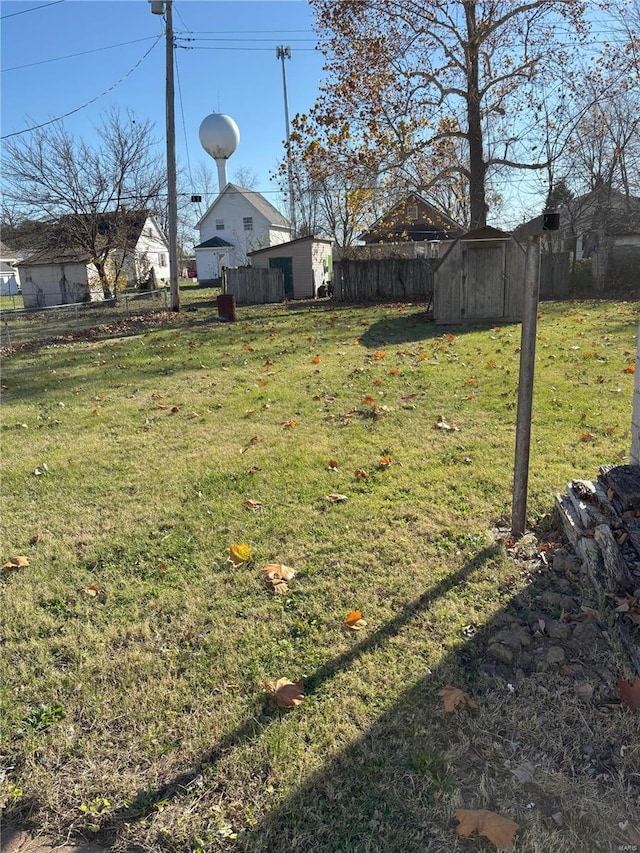 view of yard featuring a shed