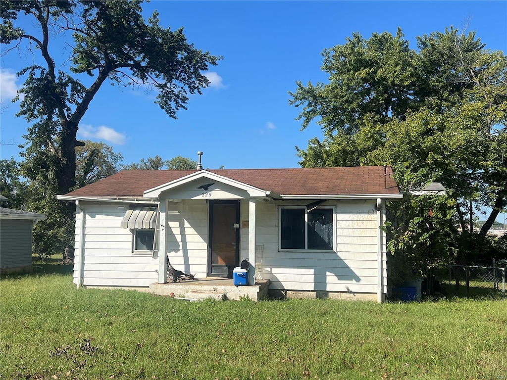 view of front of home with a front yard