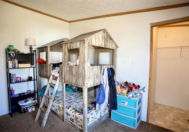 bedroom with carpet, crown molding, a textured ceiling, and a closet