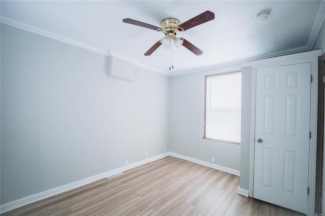 unfurnished room featuring ceiling fan, crown molding, and light hardwood / wood-style flooring