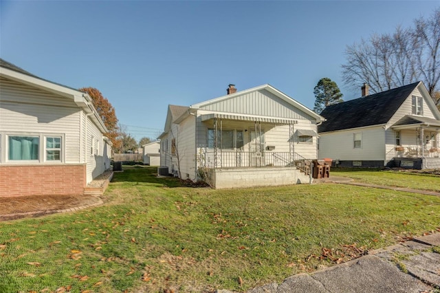 view of front of home featuring covered porch and a front lawn