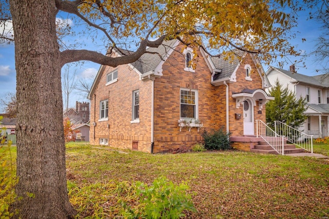 view of front facade featuring a front lawn