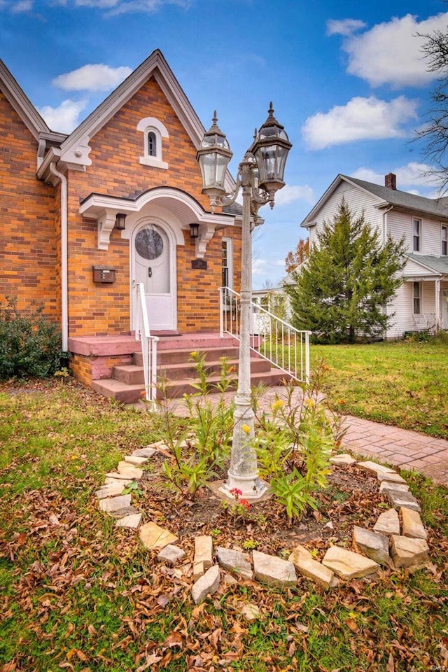 view of front of home with a front lawn