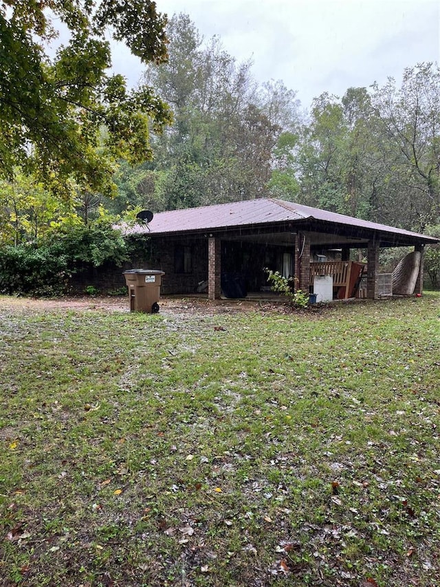 view of yard with an outdoor structure