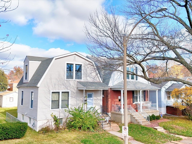 view of front of house featuring a front yard