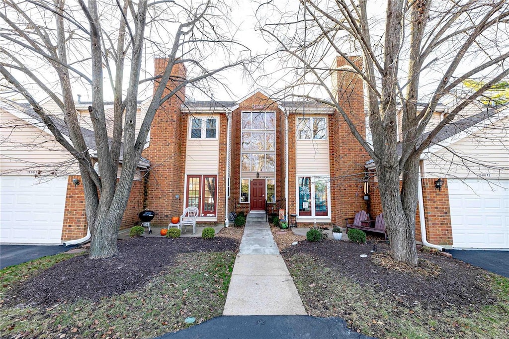 townhome / multi-family property featuring a garage