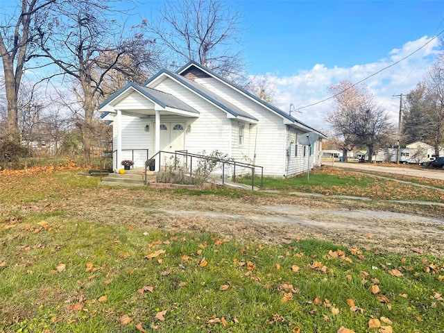 view of front facade featuring a front lawn