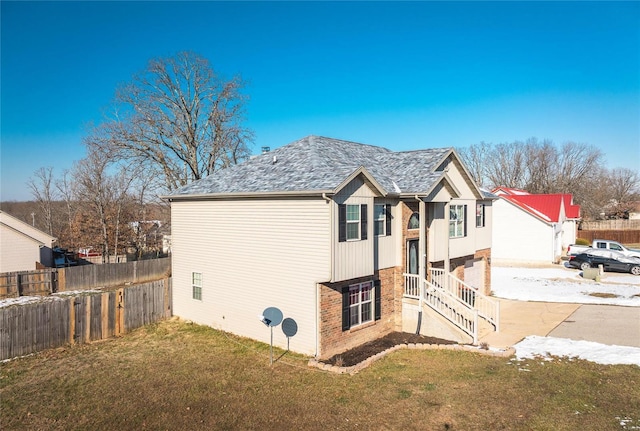 view of front of house featuring a front lawn