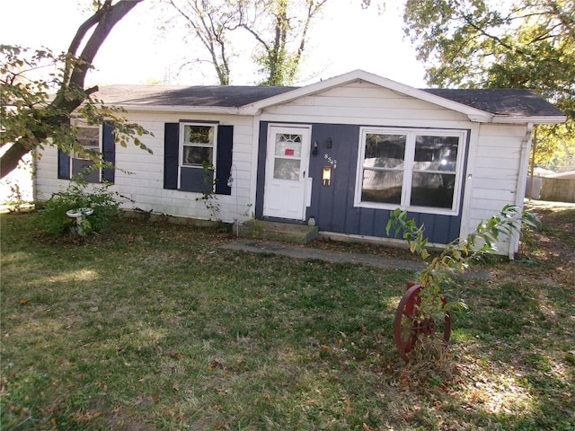 view of front of home featuring a front yard