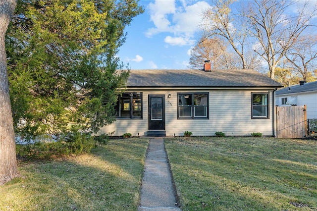 view of front facade featuring a front lawn