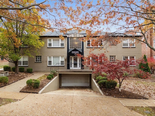 view of front facade featuring a garage