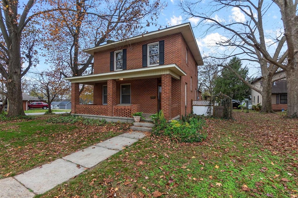 view of front facade with a front lawn and covered porch