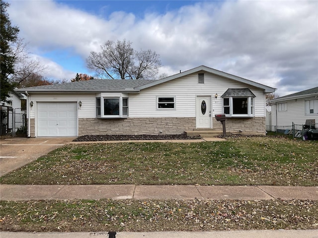 view of front of home featuring a front yard and a garage