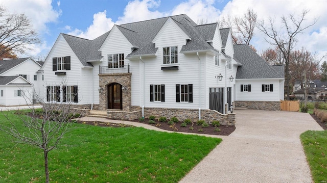 view of front of home featuring a front yard