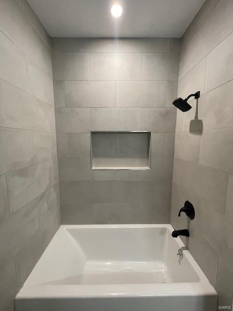 bathroom with tiled shower / bath combo