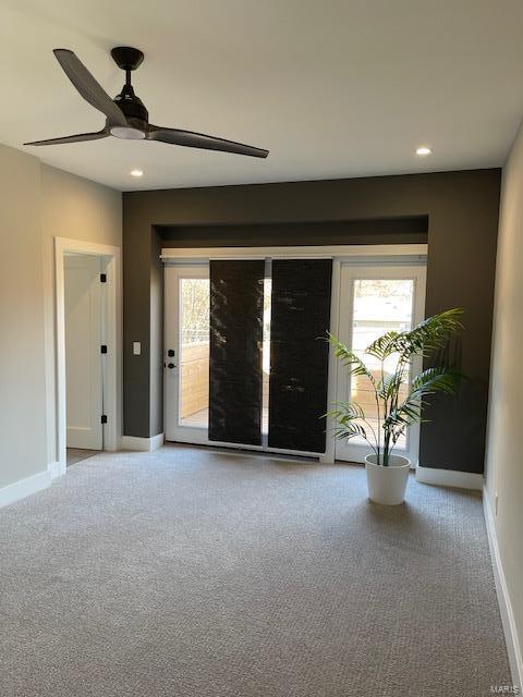 carpeted empty room featuring ceiling fan