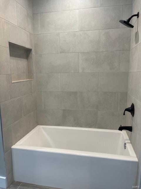 bathroom featuring tiled shower / bath