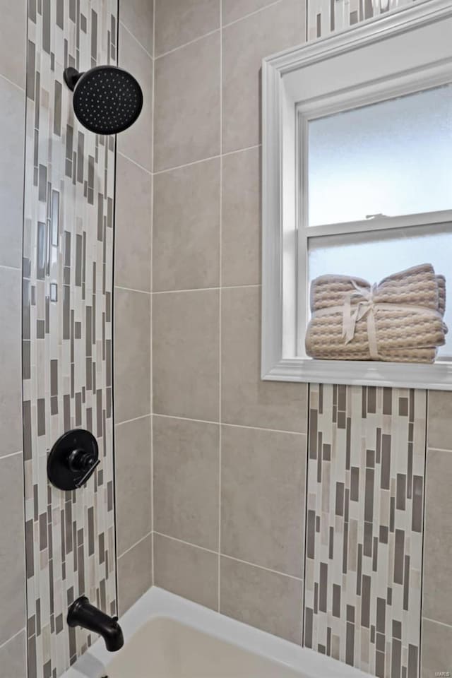 bathroom with tiled shower / bath