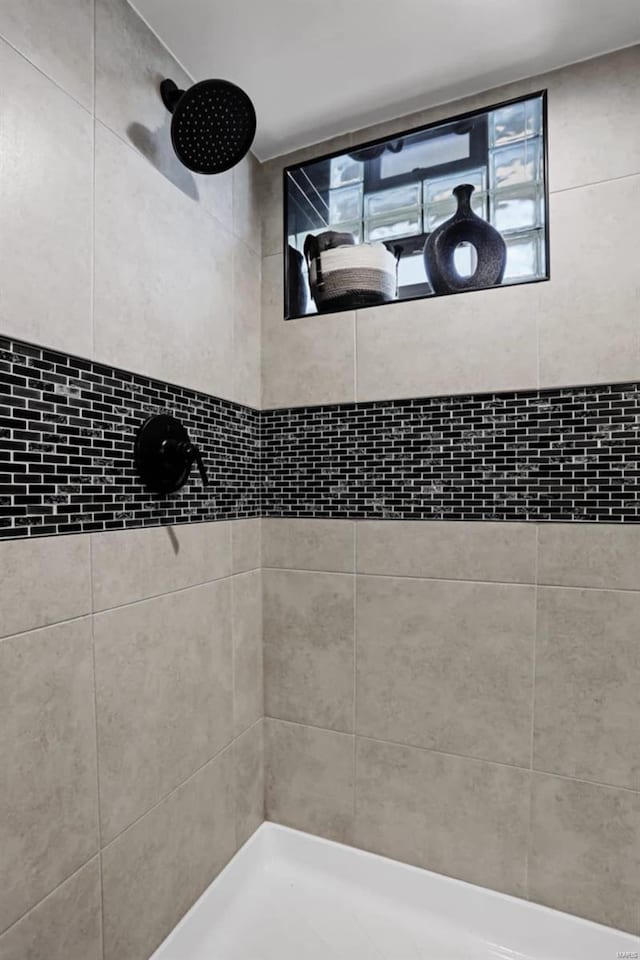 bathroom featuring tiled shower