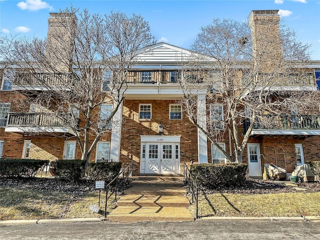 view of front of property featuring a balcony