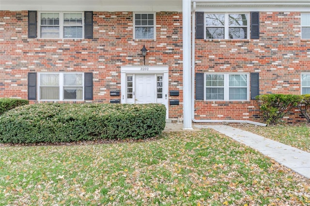 view of front of house with a front lawn