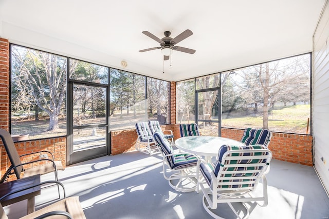 sunroom with ceiling fan