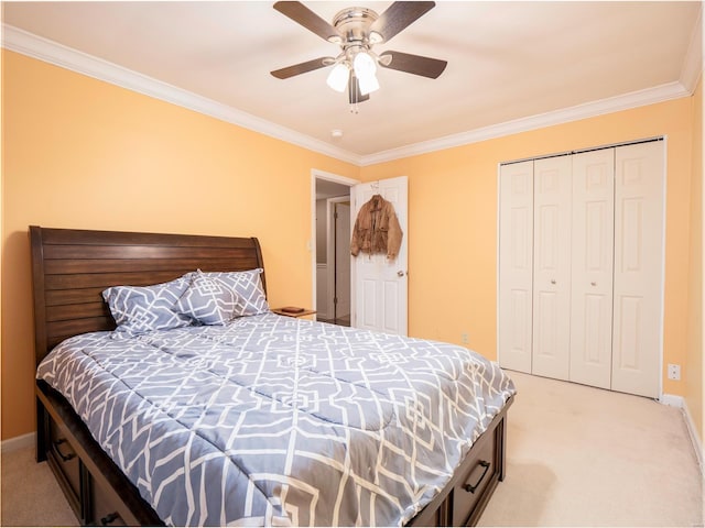 carpeted bedroom featuring ceiling fan, crown molding, and a closet