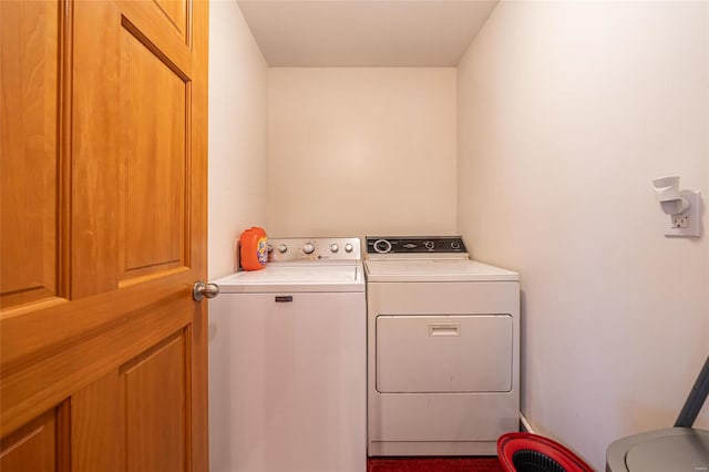 laundry room with washing machine and dryer