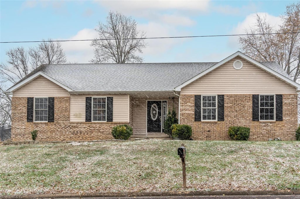 single story home with a front yard