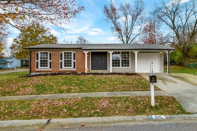 ranch-style house featuring a front yard