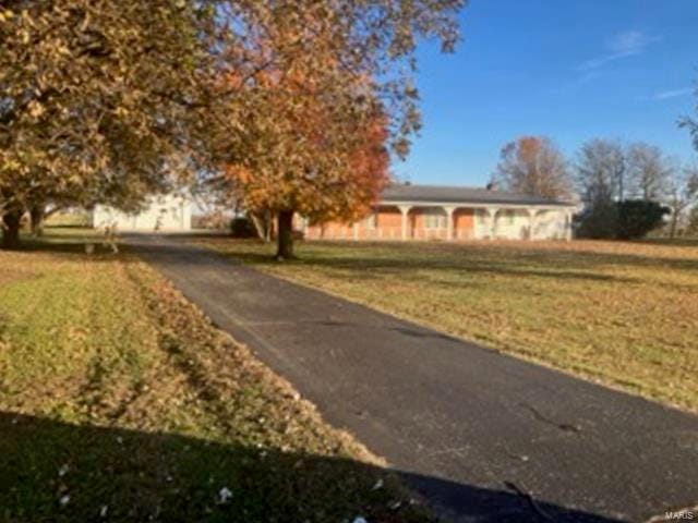 view of front of home featuring a front yard