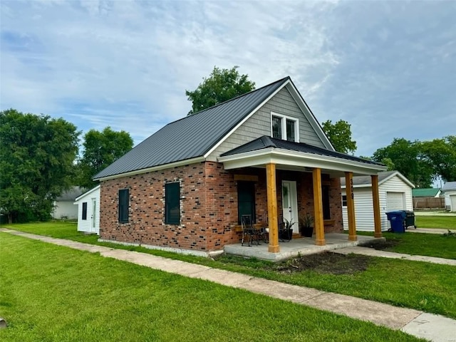 view of front facade featuring covered porch and a front yard