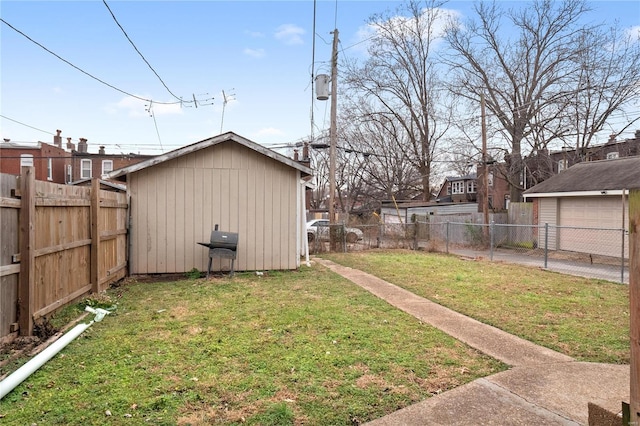 view of yard with an outdoor structure