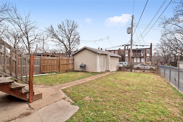 view of yard with a storage unit