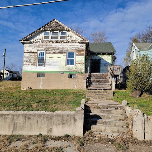 view of front of property with a front lawn